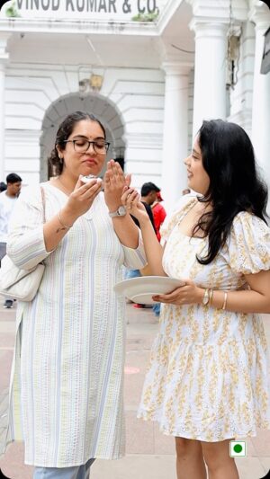 Sarah Hussain Instagram - Experiment karne hum nikle Delhi ke famous CP mein, I made people try Nutella with Kulcha, Idli and Sheermaal. While some were shocked to see the experiment, but liked it, some loved it! 🥰 

Comment down below your favourite bread to have Nutella with 🥰 #AD #ZingyZest