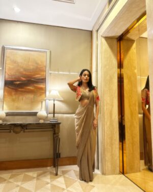 Sarah Jane Dias Instagram - I am the vision board.
.
#dreamsdocometrue 
.
@charuparasharofficial
.
📸 @muskaan__k
