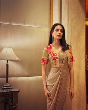 Sarah Jane Dias Instagram - I am the vision board.
.
#dreamsdocometrue 
.
@charuparasharofficial
.
📸 @muskaan__k