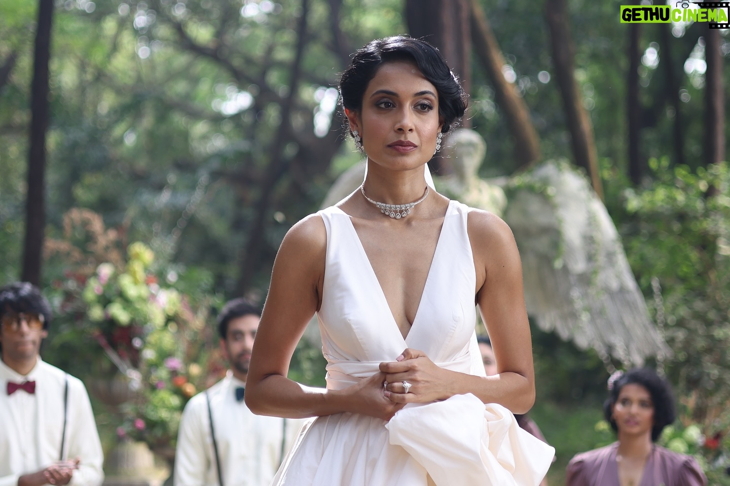 Sarah Jane Dias - 11.8K Likes - That time I got married…
.
#madeinheaven #weddingdress #wedding #weddingphotography #whitewedding