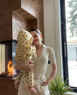 Sarah-Jeanne Labrosse Instagram - Ça m’apprendra à demander une photo quand je porte des boucles d’oreilles.