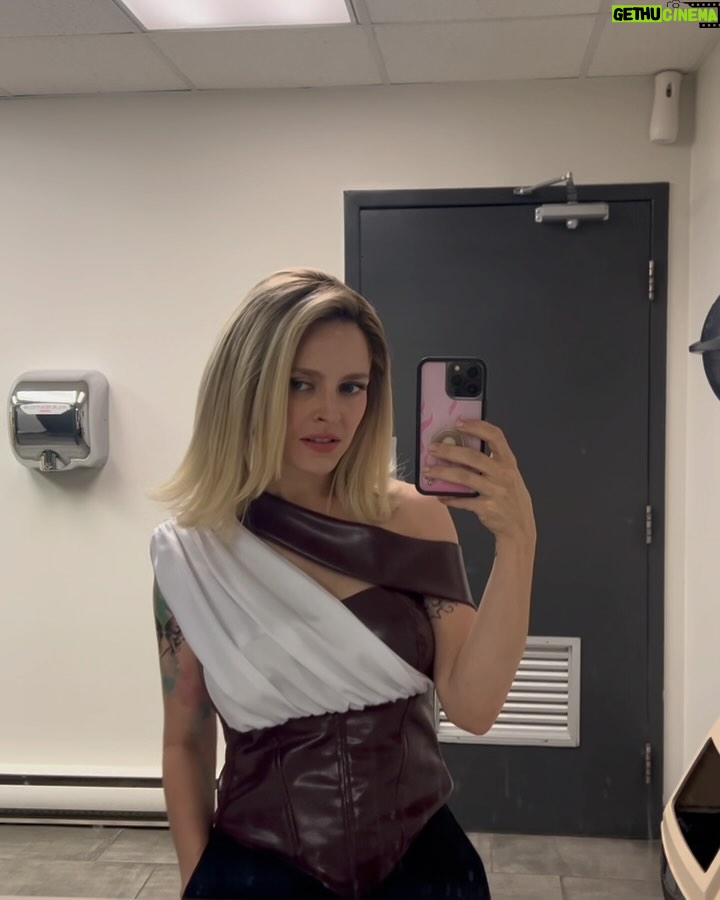 Sarah-Jeanne Labrosse - 12.1K Likes - BONNE ANNΓE. π
Je vous souhaite de la santΓ© qui reste ou qui revient et de lβamour sous toutes ses formes, partout et tout le temps. β€οΈ