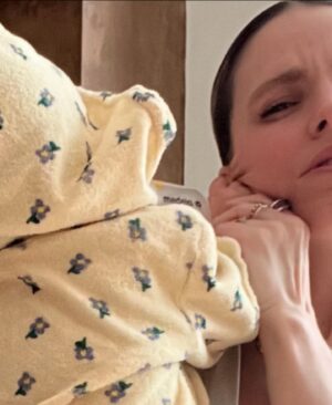 Sarah-Jeanne Labrosse Instagram - Ça m’apprendra à demander une photo quand je porte des boucles d’oreilles.