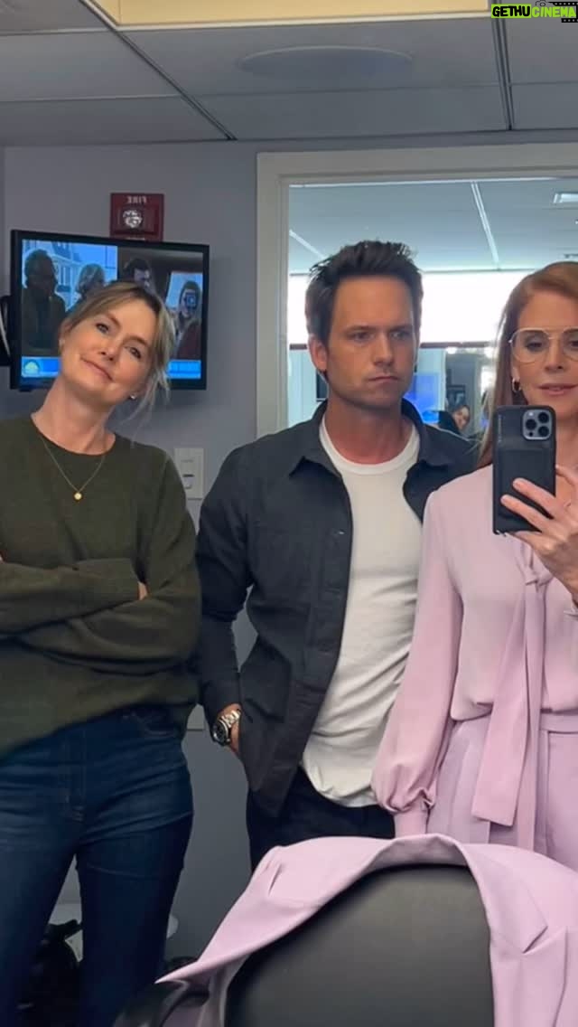 Sarah Rafferty - 187.8K Likes - Pinch me. @suitssidebar takes NYC. 2016 meet 2024…🕰️
Thank you @siriusxm @kikishrader @patrickjadams 💕💕💕
Friends, please follow and subscribe wherever you get your podcasts! And send us your questions at Sidebarpodcast@siriusxm.com!