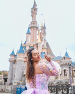 Sarah Sarosh Instagram - made my princess dreams at Disneyland come true🦋👸🏽✨
Thankyou @josecube_official_page for making this beautiful gown! It was PERFECT💕😍
•
Shot by @sou_in_paris ✨
Edited by @amit_dey_photography ✨
•
Tickets for Disneyland booked via @headout ✨
•
•
#SarahinParis #TravelWSar #DisneylandParis