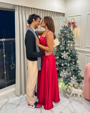 Sarah Sarosh Instagram - It’s the most wonderful time of the year🪄🎄
Merry Christmas to you & yours from me and mine🤶🏻🫂💕
•
•
Wearing @kostume_county 💖
•
•
•
•
#seasonsgreetings #xmas24 #christmas #christmasdump #blessings