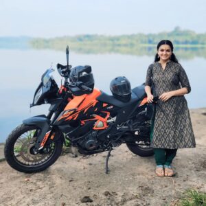 Actress Saranya Mohan HD Photos and Wallpapers December 2024