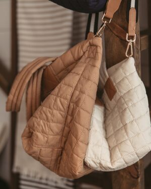 Saskia Thuot Instagram - Une autre fin de semaine s’amorce dans notre boutiqie adorée @maviemamaison_boutique 🤍 Stéfanie et moi on y sera pour vous accueillir, jaser, et vous faire découvrir tout ce que nous avons de beau et emballer vos cadeaux. Sans oublier le délicieux fudge maison préparé avec amour par Stéfanie. Notre boutique sera ouverte tous les jours jusqu’au 24 🎄🎁🫶🏻 

À très bientôt xx

#maviemamaisonboutique #deco #déco #boutiquedeco #boutiquecadeaux #bromont 

Merci @claudine_bernier_photographe pour les photos

Bois sommes au 617 rue Shefford à Bromont 🎄