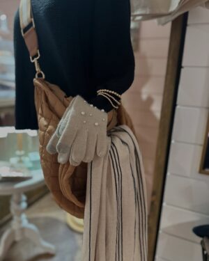 Saskia Thuot Instagram - Une autre fin de semaine s’amorce dans notre boutiqie adorée @maviemamaison_boutique 🤍 Stéfanie et moi on y sera pour vous accueillir, jaser, et vous faire découvrir tout ce que nous avons de beau et emballer vos cadeaux. Sans oublier le délicieux fudge maison préparé avec amour par Stéfanie. Notre boutique sera ouverte tous les jours jusqu’au 24 🎄🎁🫶🏻 

À très bientôt xx

#maviemamaisonboutique #deco #déco #boutiquedeco #boutiquecadeaux #bromont 

Merci @claudine_bernier_photographe pour les photos

Bois sommes au 617 rue Shefford à Bromont 🎄