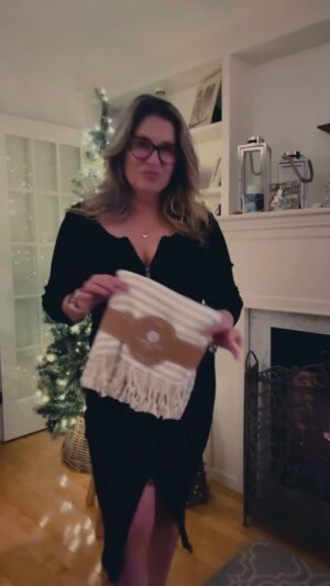 Saskia Thuot Instagram - Pour recevoir votre Balmy à temps, encore 24h pour commander ✨ 

Lien en bio pour commander @balmy_towels ✨ 

#monentreprise #achatlocal #turkishtowel #chic #eco #fun #achatlocal #deco #christmas