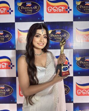 Sasmita Piyali Sahoo Instagram - Can’t get over it❤️..
2025 is already the best one for this award✨..
.
.
#picoftheday #tarangparivaarutsav2025 #bestbohu #award #win #odiagirl #actress #love #live #life #happiness #newyear #positivity #instagram #sasmitapiyalisahoo