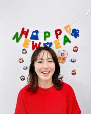 Sayaka Isoyama Instagram - 2025
あけましておめでとうございます🍊

今年は、まず自分を大切に
そしてそこからみなさんのために過ごせたらと。
喜んでもらえるような事ができたらと思います。

今年もよろしくお願いします！
みなさんはどんな一年にしたいですか？