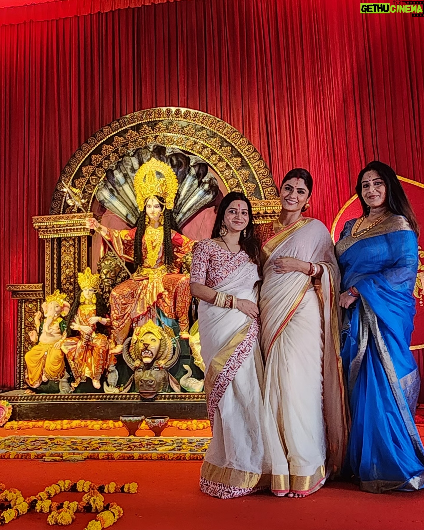 Sayantani Ghosh - 21.3K Likes - 🌷Shubho Nabami
.
Celebrating Durga Pujo with family n friends is always special ❤️
#durgapuja
Loc : @goregaondurgamahotsav