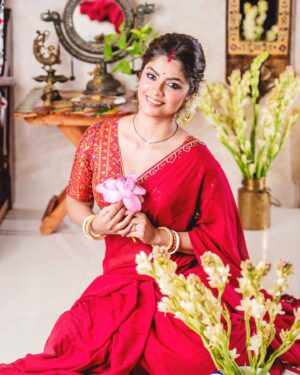 Sayantani Ghosh Instagram - 🌷Pujo …. 
.
#pujo #durgapuja #navratri  #indianfestival #celebration #saree #sareelove #sareelovers #love 
.
📸 @tejas.kudtarkar 
.
Saree @eternitybysakshi