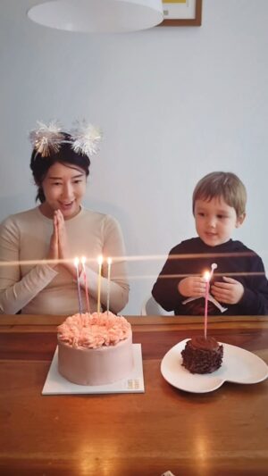 Sayuri Fujita Instagram - 4년 전 오늘 네가 태어났다.
엄마는 병실에서 창문 밖으로 하늘 보고 있었다.하늘은 맑고 어디까지나 푸른색이었다.평생 그 하늘을 잊지 않을 것이다. 아마 엄마가 죽는 그 순간까지도.

엄마는 네가 앞으로 인생에 겪은 모든 힘든 일들 엄마가 대신 다 받을 수 있으면 얼마나 좋을까 생각 든다.그래도 그런 부정적인 일들도 너 인생 빛깔을 선명하게 만들어준다고 믿는다. 
실연도 해보고,친구랑도 싸워보고,누구에게 지기도 하고, 자기 멋대로 안될수있으니 인생이 더 재미있는 거니까.

젠 생일 축하해. 태어나줘서 고마워. 

나보다 소중한 너에 

Four years ago today, you were born. I was in my room at the hospital and  looked out the window at the clear blue sky.  I'll never forget that sky for as long as I live, maybe right until the moment I die.
 I think how wonderful it would be if I could take away all the bad things and sad things you'll go through during your life.
 But I know that's impossible, and all those negative things
will make your life brighter.
This is because life is more fun when you pass through difficult times or fight with your friends or lose some of the time or when life doesn't just go your own way. 

Happy birthday, Zen. Thanks for being born. 
 
 You're more precious than me.