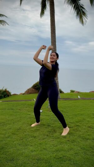 Sayyeshaa Saigal Instagram - Beautiful places make me wanna dance ❤️

Choreography by the lovely @anvishetty 🤗

#kerala#beautiful#dance#reels#instagram#sea#dancing#nature