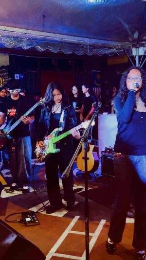 Sazzy Falak Instagram - A snippet of @kugiranbulan’s performance at @skbd.pibg Fun Friday Night recently. Kudos to the band who only had one time to practice 😍