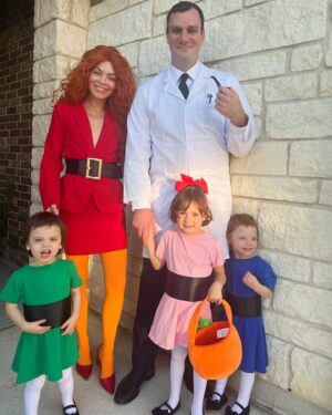 Scarlett Hefner Instagram - There’s more chemistry in the lab than just sugar, spice, and everything nice with Miss Bellum and the Professor… Happy Halloween from our family to yours!🎃🧡