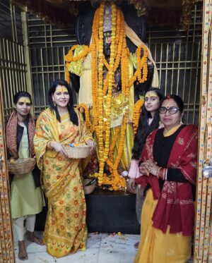 Seema Singh Instagram - ॐ नमो भगवते वशुदेवाय नमः 😇
विष्णु जी के दर्शन से नए साल की शुरुवात 🛕 🙏😇
#happynewyear2025 
.
.
.
.
#photooftheday #newyear #newday #trending #vishnudham #samas #barbigha #pics #family #bihar