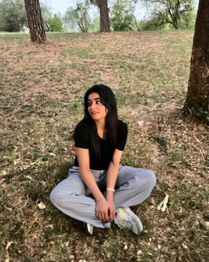 Sehar Khan Instagram - Random photo dump from my phone because Jackie and Carlo are too cute to stay hidden 🐾❤️

And yes i’m up early🙃blame the early call time🤷🏻‍♀️
GOOD MORNING