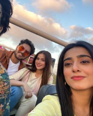Sehar Khan Instagram - Work becomes more fun & easy when you got such amazing co-actors who turn into your second family..💜
This day we all left for the beach at midnight & even though it gave me anxiety with no sleep & busy schedule but it turned out to be one of the best days of our whole shoot schedule. We all became friends. We shared laughter, tears, food & happiness. This fairytale is not just about Farjaad & Umeed but all of us, we found each other for the rest of our lives! 
Also, this OST is my jam for life. I’m gonna listen to it all the time 🤪💕

CHAND RAAT MUBARAK❤️

@azyteam @aenaakhan @hamzasohail_96