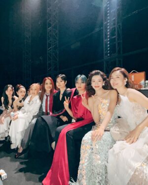 Selena Lee Instagram - #聲生不息 
很奇妙的一次經驗。 今日有得睇喇。❣️

Life really is full of surprises.  Feeling blessed to be on a show surrounded by top notch singers.  Thank you 

Wardrobe: @kevyiuofficial @cigalong_official 
#李施嬅 #selenalee #共同渡過 #張國榮 #感謝