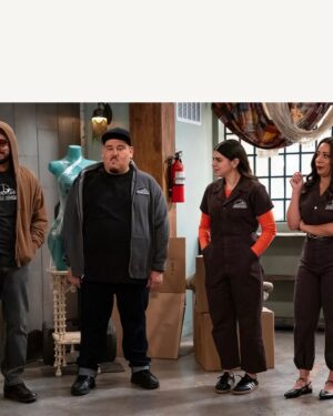 Selenis Leyva Instagram - New year energy! 💋 watch a new episode tomorrow night on @nbc #rosie trades in her usual look for the family business. @jaimecamil is back …..and @georgelopez is channeling his pretty woman . Also streaming on @peacock start the year with the fam !!! @mattshively @mayanlopez @enkyboys @momorodriguez @almadrigal