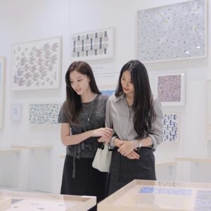 Seo Ji-hye Instagram - @minaperhonen_ddp 
넘이쁘고 좋았던 전시

패턴과 디테일보구 감동감동💕

오랜만에 만난 
유진언니 효림💛
울지유언니 수현이🩵
함께해줘서 고마워요👍🏻👍🏻

#미나페르호넨 #전시추천
