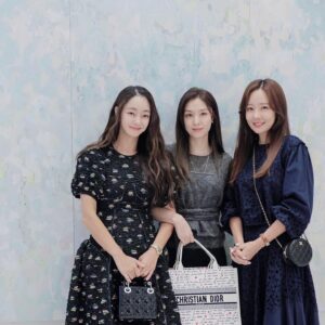 Seo Ji-hye Instagram - @minaperhonen_ddp 
넘이쁘고 좋았던 전시

패턴과 디테일보구 감동감동💕

오랜만에 만난 
유진언니 효림💛
울지유언니 수현이🩵
함께해줘서 고마워요👍🏻👍🏻

#미나페르호넨 #전시추천