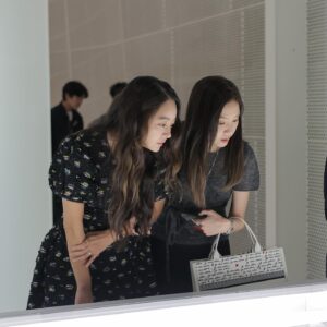 Seo Ji-hye Instagram - @minaperhonen_ddp 
넘이쁘고 좋았던 전시

패턴과 디테일보구 감동감동💕

오랜만에 만난 
유진언니 효림💛
울지유언니 수현이🩵
함께해줘서 고마워요👍🏻👍🏻

#미나페르호넨 #전시추천