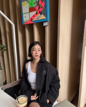 Seo Yu-na Instagram - #협찬 
갑자기 추워진 날씨에 요즘 나의 운동룩 아우터 #MLB워크자켓 🤎
안에 얇은 패딩감이 내장되있어서 겨울까지 
#데일리아이템 장착 ✨🪽
@mlbkorea @mlbcrew_kr 

#MLBKOREA #MLBCREW 
#MLB워크자켓 #워크자켓
