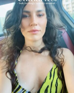 Serenay Aktaş Instagram - Burdayım be, burdayım.
(ev taşıma telaşındayım) 🐒
