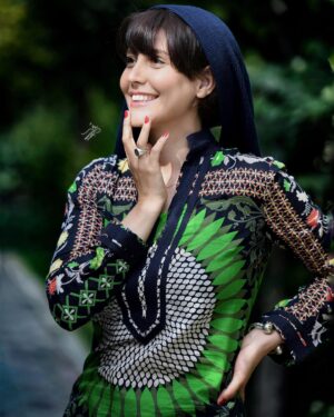 Shabnam Ghorbani Instagram - فرو میریزد 
برگ های زرد صبوری 
سبز می شود 
درخت انتظار 
💚

📷: @soroushmn_ 🙏🏼🍃