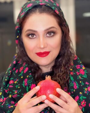 Shabnam Moghadami Instagram - .
یلداتون روشن و خوش…آرام و پرمهر…
یه امشب رو به آرامش،بی‌اضطراب ِ فرداها بگذرونیم…(اگه بشه!)
یه امشب به بی‌پولی و جنگ و دلار و ناآرامی ِ منطقه و هیچی و هیچی ِ دیگه فکر نکنیم…(اگه شد!)
یه امشب عزیزان‌مون رو بغل کنیم،قربون صدقه‌شون بریم،شعر بخونیم براشون،انار دون کنیم و فال ِ حافظ بگیریم،موسیقی ِخوب ِسنتی گوش کنیم و کیف کنیم…
دل مونو خوش کنیم به هرچی که داریم،حتی اگه زیادم نیست…همین فقط یه امشب(اگه بتونیم!)
کسی چه می‌دونه عمر چقدره؟چند شب یلدای دیگه داریم تا رفتن؟
خوشی‌های ساده رو از خودمون دریغ نکنیم.
یلداتون مبارک!
.
عکس مال ِ سه سال پیش از اینه…هم موهام بلند بود،هم دلم خوش‌تر بود! میک‌آپ و فیلتر و همه‌چی‌ام داره!بله من این شکلی نبودم و نیستم هنوزم!
.
عکس رو #مریم_رهنما ی عزیزم برداشت از من،شب یلدای سال ِ دوصفر.

#یلدا
#شب_یلدا 
#یلدا_مبارک 
#شب_چله 
@maryamrahnama__