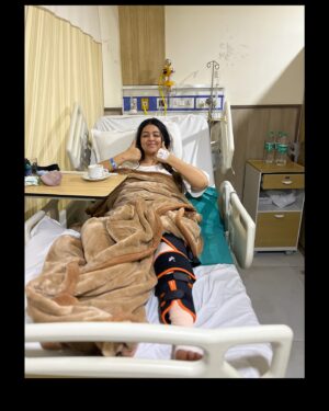 Shafaq Naaz Instagram - “Life threw me a curveball recently, As you all know I injured my knee and I had to undergo ACL surgery. It’s been a tough journey but I’m ready to tackle recovery with strength, determination and taking one step at a time♥️

Grateful to say now that I’m on the road to recovery, thanks to the incredible care I received. 
A huge thank you to @drshekharsrivastav  for your expertise, kindness, and unwavering support throughout this journey. you’ve been a blessing! 🙏

To the amazing team at @sphyamunabazardelhi thank you for creating such a comforting and professional environment, it made all the difference. This experience has been a reminder of how strong we can be with the right people by our side🫶🏻

I know I have a long journey but Here’s to healing, patience and the road to getting back stronger than ever♥️
#onestepatatime 
 #Gratitude #PostSurgery #HealingJourney”