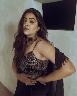 Shafaq Naaz Instagram - My vibe right now? 
Somewhere between ‘I got this’ and ‘what the hell is going on? 
.
.
Wearing @the_klothing.yard