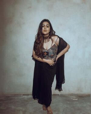 Shafaq Naaz Instagram - My vibe right now? 
Somewhere between ‘I got this’ and ‘what the hell is going on? 
.
.
Wearing @the_klothing.yard