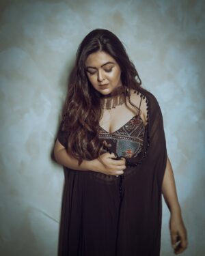 Shafaq Naaz Instagram - My vibe right now? 
Somewhere between ‘I got this’ and ‘what the hell is going on? 
.
.
Wearing @the_klothing.yard