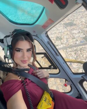 Shahad Al Khattab Instagram - من اجمل التجارب اللي ممكن تعيشوها بدبي 🥰 جولة بالهيليكوبتر فوق المدينه تخليكم تشوفوها بمنظور مختلف تماما 🥰 انصحكم تجربوها سواء كنتو سياح او مقيمين 

طبعا الشعر واللبس والمكياج ماله علاقه بالطياره ادري بس لان هذا كان جزء من تصوير برومو البرنامج 😂🤍

📍@helidubai