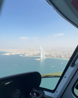 Shahad Al Khattab Instagram - من اجمل التجارب اللي ممكن تعيشوها بدبي 🥰 جولة بالهيليكوبتر فوق المدينه تخليكم تشوفوها بمنظور مختلف تماما 🥰 انصحكم تجربوها سواء كنتو سياح او مقيمين 

طبعا الشعر واللبس والمكياج ماله علاقه بالطياره ادري بس لان هذا كان جزء من تصوير برومو البرنامج 😂🤍

📍@helidubai