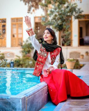 Shahrzad Kamalzadeh Instagram - از صدای گذر آب چنان میفهمم،
تندتر از آب روان،
عمرگران میگذرد،
زندگی را نفسی ارزش غم خوردن نیست،
آرزویم اینست،
آنقدر سیر بخندی که،
ندانی غم چیست،

  #سهراب_سپهری 
.
.
.
.
.
.
.
.
.
.
.
.
.
#شهرزادکمالزاده #shahrzadkamalzadeh
#عشق#کاشان#دوستی#صلح#بازیگر#کارگردان#فیلمساز#تهیه_کننده
#هنرمند #هنر #آرتیست #artist #art
#دعا#محبت #فیلم#سینما #سریال 
#آرزوی_سلامتی #خوشبختی #صلح #نیکی #خوبی