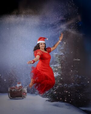 Shalu Menon Instagram - “Have yourself a merry little Christmas. Let your heart be light.” Merry christmas to you all ❤️❤️❤️❤️

#insta #christmas #merrychristmas #xmas #santa #model #happy #modelshoot #theme #positivevibes #joyful #trending #trendingnow #photography #actress 

📸 @sachinchandraphotography 
💄 @zayanas_makeover