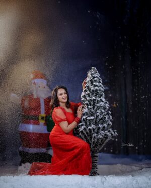 Shalu Menon Instagram - “Have yourself a merry little Christmas. Let your heart be light.” Merry christmas to you all ❤️❤️❤️❤️

#insta #christmas #merrychristmas #xmas #santa #model #happy #modelshoot #theme #positivevibes #joyful #trending #trendingnow #photography #actress 

📸 @sachinchandraphotography 
💄 @zayanas_makeover