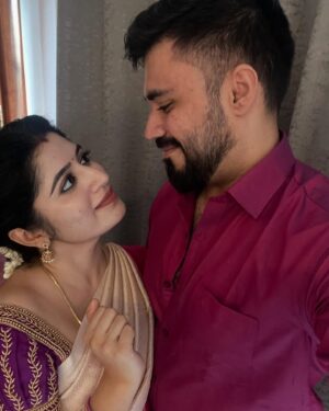 Shambhavy gurumoorthy Instagram - HAPPY BIRTHDAY என்னவளே ❤️❤️❤️

உன் அருகில் நான் வாழும் ஒவ்வொரு நொடியும் !!
என் எதிரே நான் காணும் உன் இமைக்குள் தொலைந்து போவேனோ .. 😘😘😘 love you @shambhavy_gurumoorthy_official 

#samandprasi #trending #trendingcouple #tamilcouple #tamilsong #love #birthday #wife #betterhalf #soulmate #realcouple #instabirthday #instagood #instafamous #instalove #youtuber