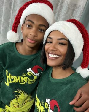 Sharam Diniz Instagram - Aprendemos com o Grinch que o   
importante no Natal é o amor e a bondade.🤪🫂
Festas felizes família.🎄❤️✨