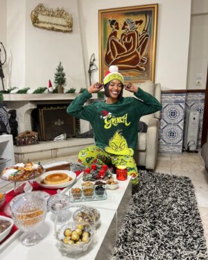Sharam Diniz Instagram - Aprendemos com o Grinch que o   
importante no Natal é o amor e a bondade.🤪🫂
Festas felizes família.🎄❤️✨