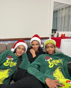 Sharam Diniz Instagram - Aprendemos com o Grinch que o   
importante no Natal é o amor e a bondade.🤪🫂
Festas felizes família.🎄❤️✨