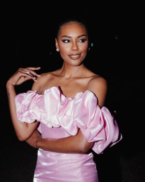 Sharam Diniz Instagram - Grateful for everything that 
Forced me to love 
Myself more. 🩷

@leandrophgomes 📷
@associacaosaracarreira 💞

#GalaDosSonhos