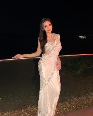 Shazahn Padamsee Instagram - Desi girl 🪩

Styled by @suvidhiijainn 
Outfit @kalkifashion 
Jewellery @adrisyajewels @offbeatmediain