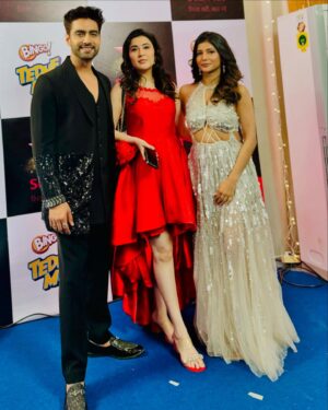 Sheena Bajaj Instagram - ITA 2024 night with loved ones 🖤❤️🤍
#ita2024 
Rosheena stylist- @nishabedii
Make up and hair - @makeover_by_sonam__